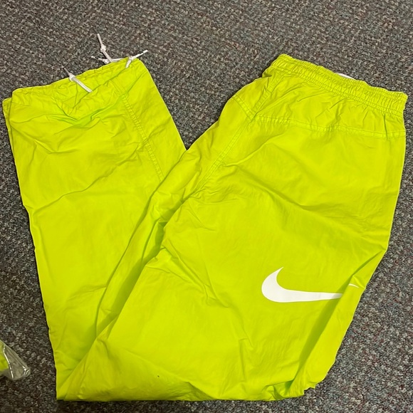 Nike windbreaker jogger.. Size -M .. Color -Parrot Green - Picture 1 of 4